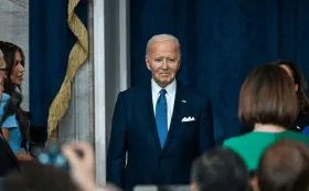 Axios узнал, что Байдена хотели пересадить в кресло-коляску после выборов