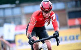 Зрительница упала на велогонщицу во время «Вуэльты». Видео