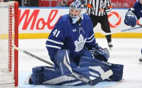Вратарь «Торонто» получил травму в матче плей-офф НХЛ